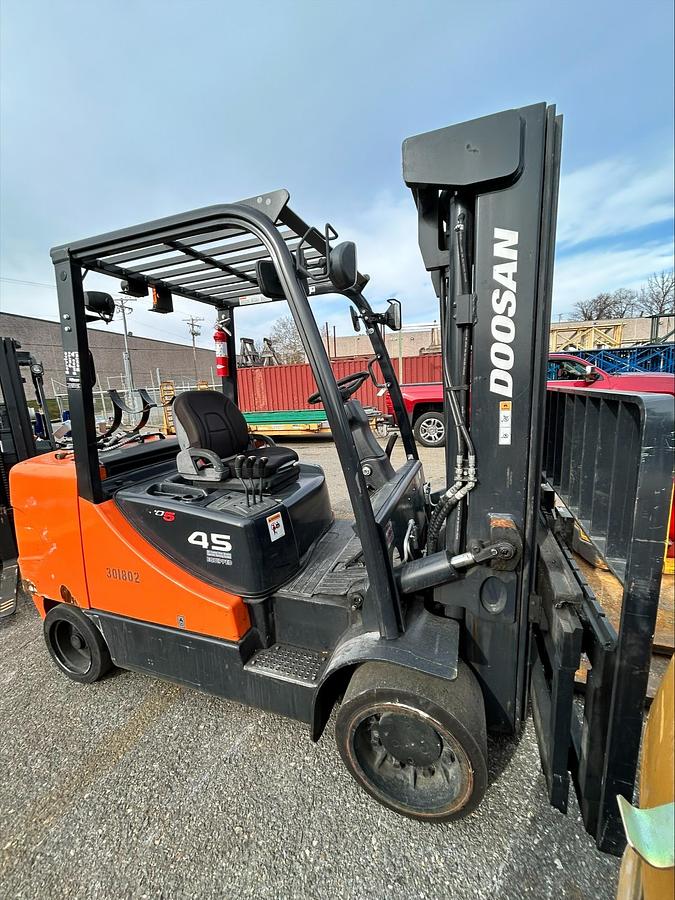 “2018 Doosan GC45S‑5 front angle – side‑shift attachment – 10,000 lb LPG forklift”