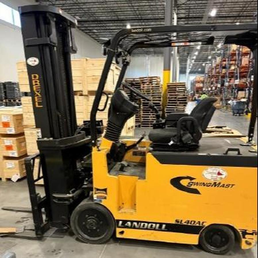 Refurbished Swing‑Mast & Articulating Forklifts – VNA Narrow‑Aisle Handling