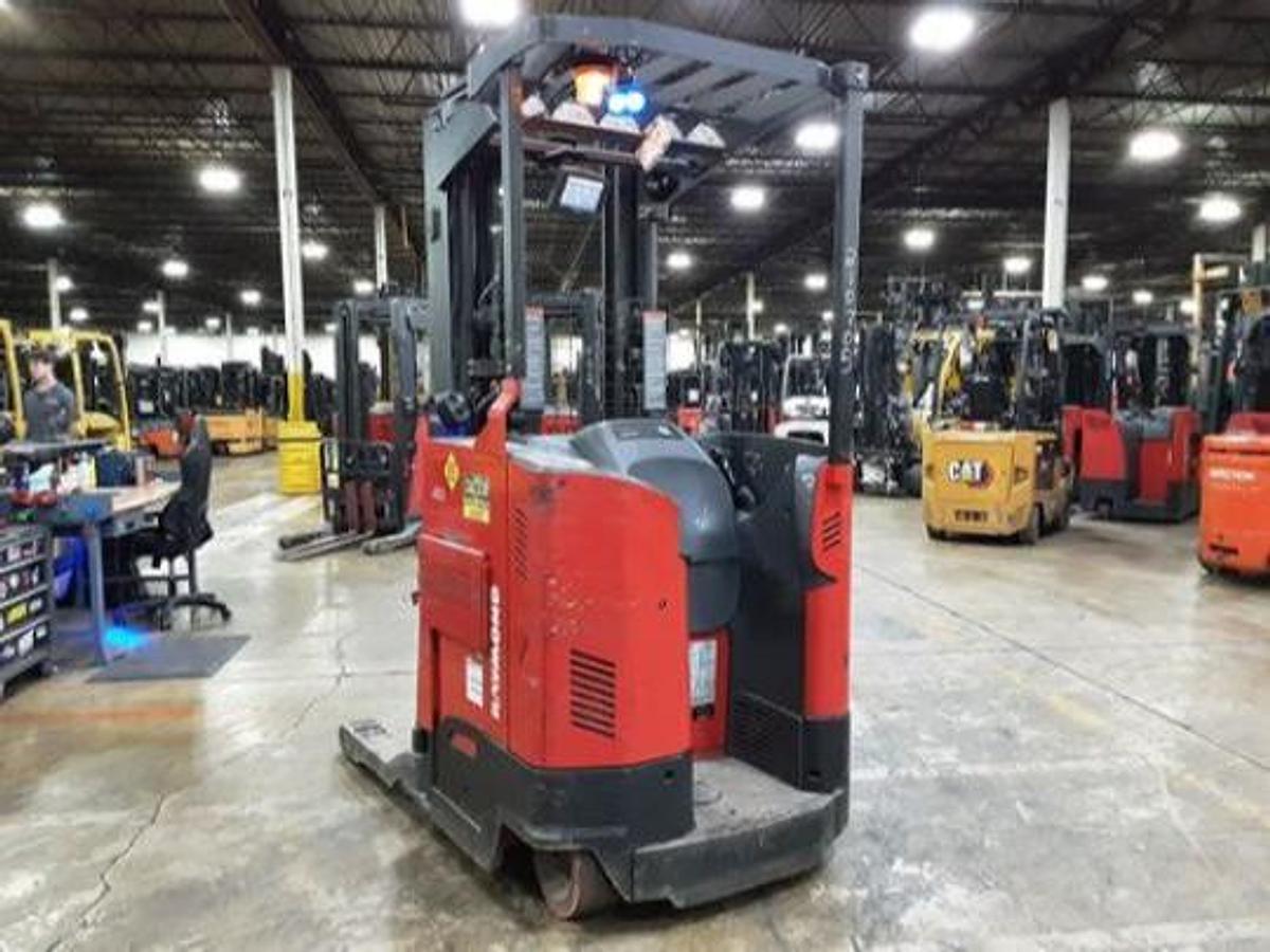 Raymond 750-R35TT – rear corner angle – counterweight and chassis – EE-rated single reach forklift – CSA certified – Brampton ON