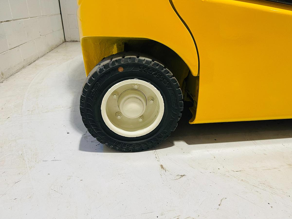Yale ERP040VFN – right steer tire view – solid pneumatic tread and chassis clearance – CSA electric forklift – Brampton ON