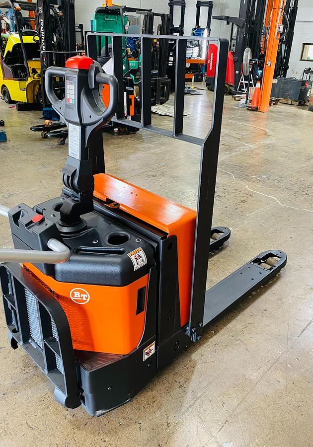 2022 BT LPE200Z angle rear view – CS rider platform – electric walkie rider pallet jack – 4,400 lb