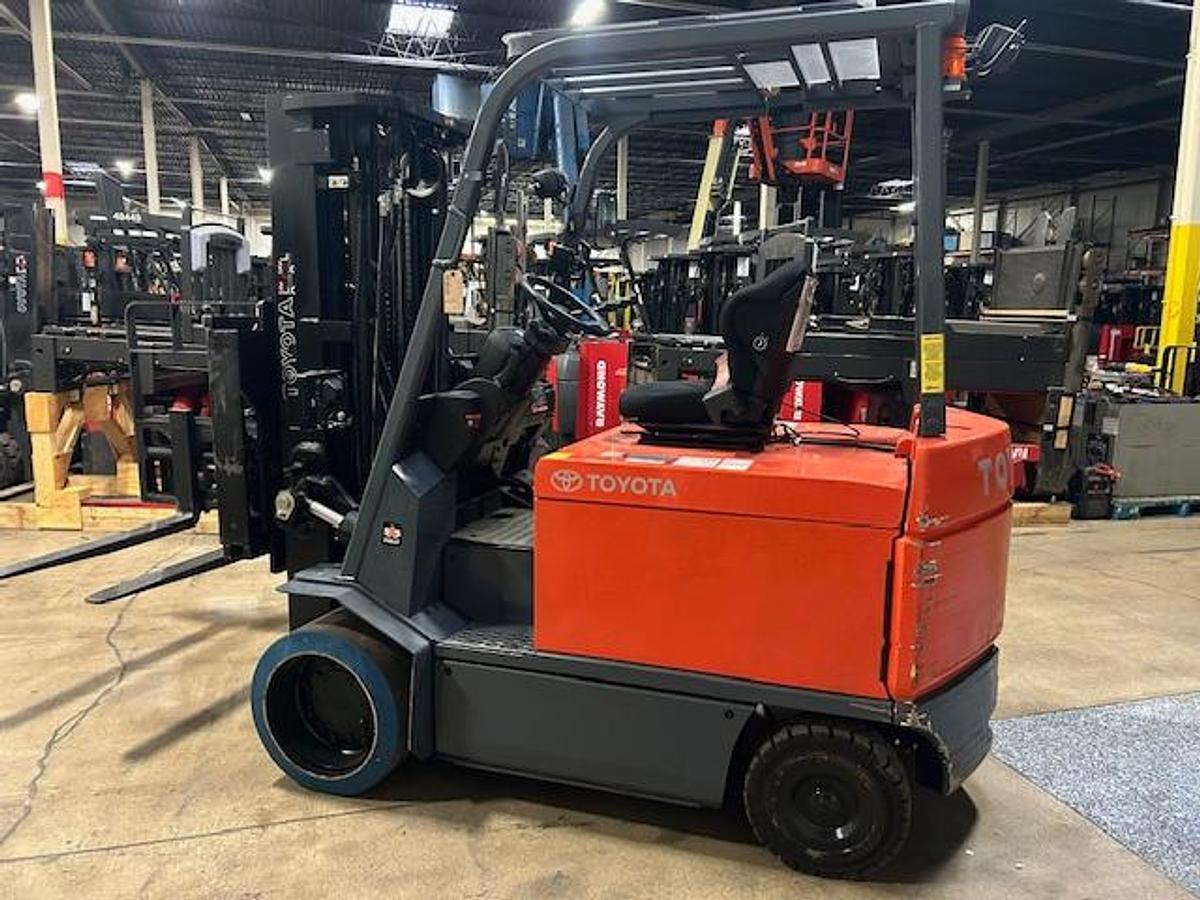 Side view of 2019 Toyota 7FBCU35 electric forklift with swing‑mast attachment and 3‑stage 82/170 mast.