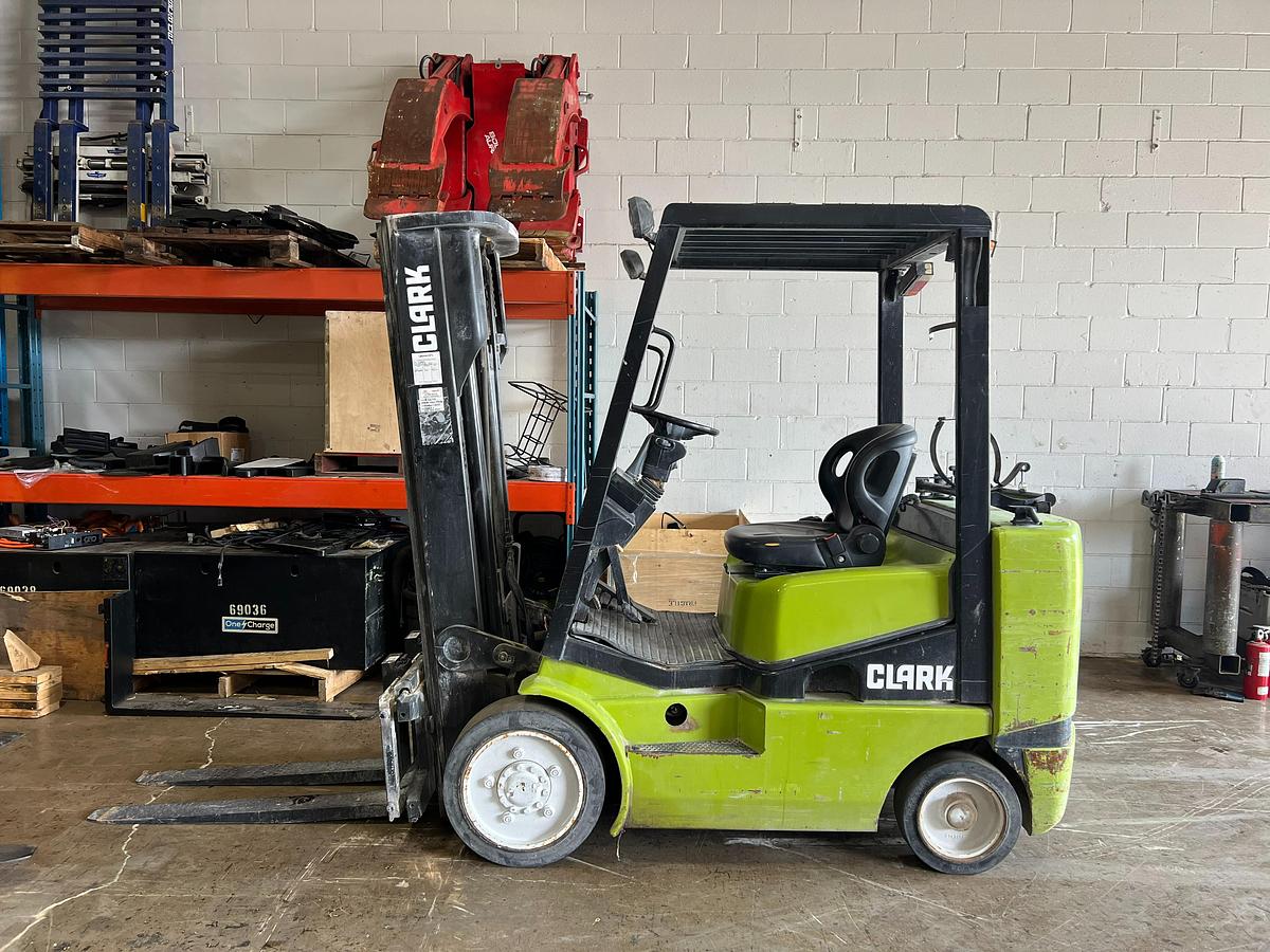 “Clark CC25 propane forklift side view – 6,000 lb capacity, 189-inch lift, cushion tire LPG forklift – Brampton ON”