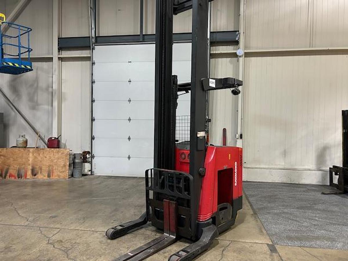 2017 Raymond 750‑R45TT – angled view showing mast, reach carriage, and operator compartment