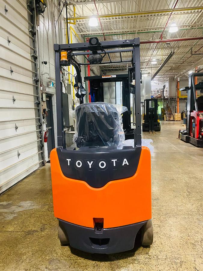 Toyota 8FBCU25 – direct rear view – counterweight, EE safety decals, and UL/CSA certification markings – spark-protected electric forklift – Brampton ON