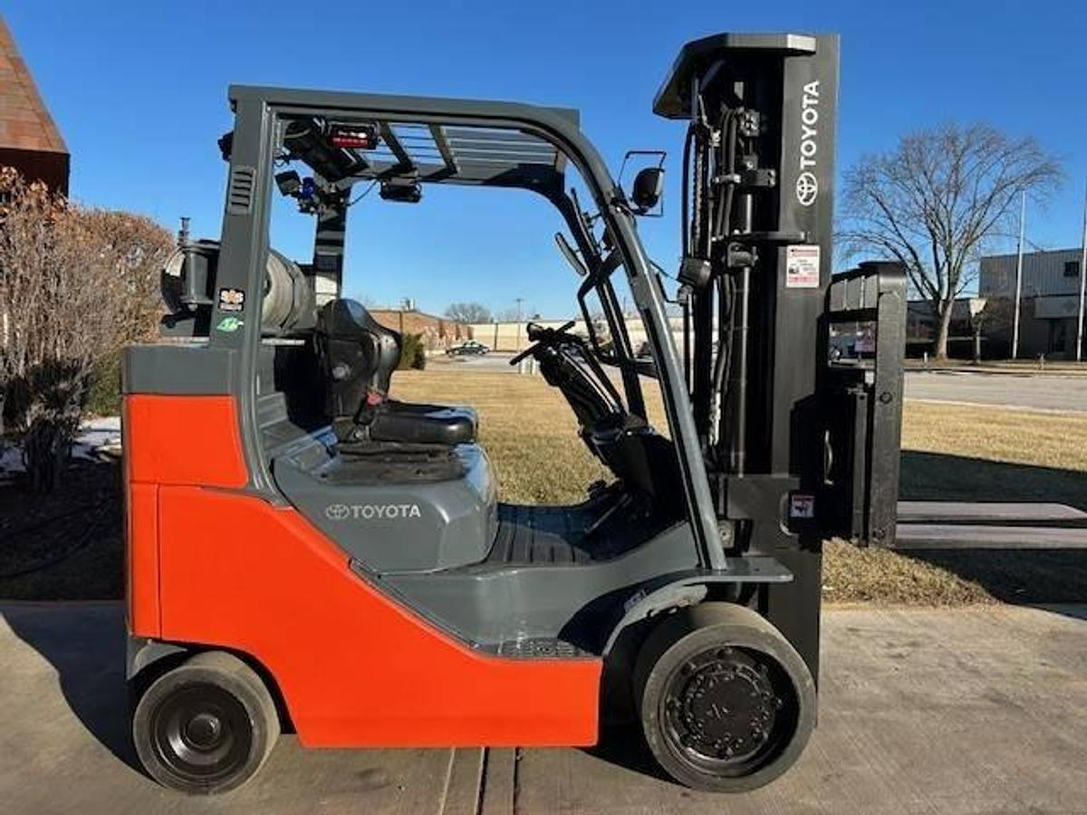 Side view of 2019 Toyota 8FGC35U-BCS LPG forklift – CSA-certified 8,000 lb cushion tire chassis with 199” triple mast, hydraulic side shift, and short-frame Box Car Special layout shown reconditioned with solid smooth tires for indoor warehouse use – propane tank excluded – safety-tagged in Brampton ON – Premier Lift Equipment