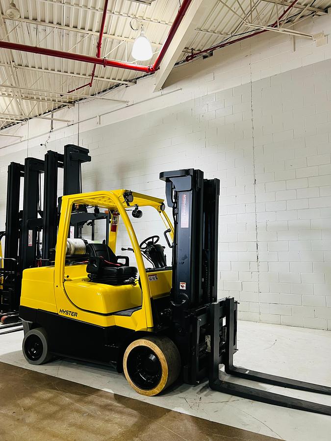 Hyster S120FT – angled front view – forks, mast rails, and cushion tires – CSA propane forklift – Brampton ON