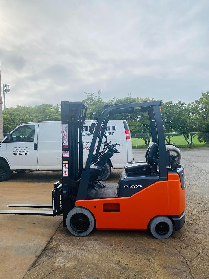 Toyota 8FGCU15 – alternate side view – cushion tires, mast, and operator platform – CSA-certified LPG forklift – Brampton ON