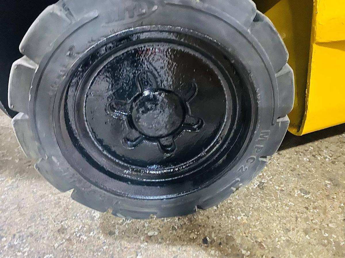 Yale ERC060RGN – right rear steer tire – solid cushion – CSA electric forklift – Brampton ON
