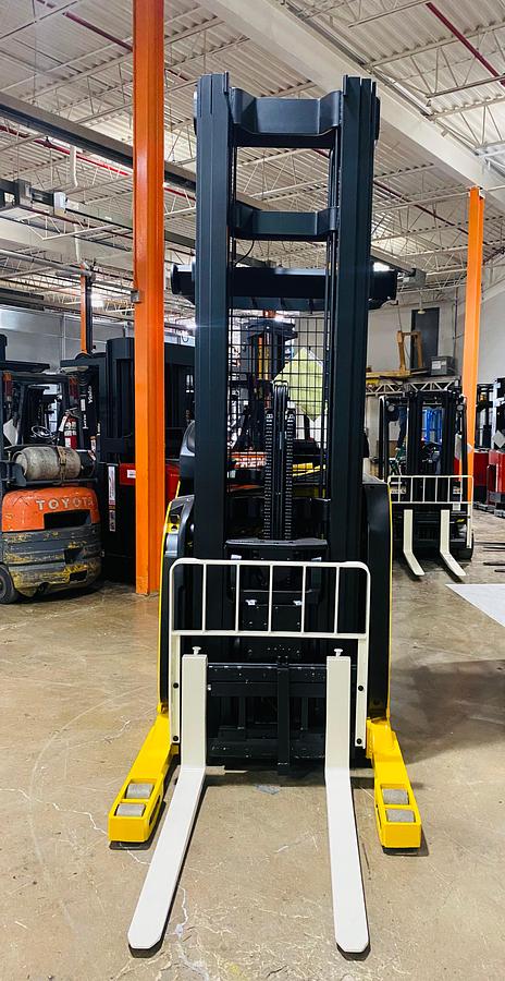 Front view of Budget Yale NR040EANL reach truck, Budget non‑CSA forklift.
