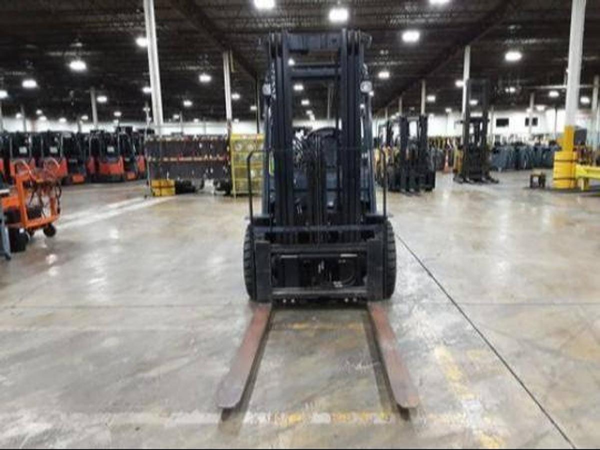 Front view of Toyota 8FGU25 propane forklift – CSA-certified 5,000 lb outdoor unit with 42” forks, load backrest, and triple mast assembly – Premier Lift Equipment Brampton ON