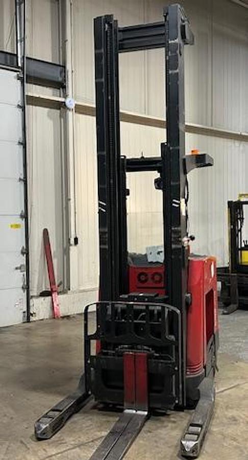 Front angled view showing mast rails and reach mechanism