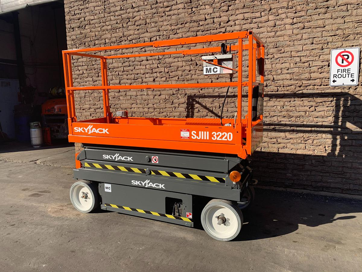 Skyjack SJIII 3220 – full side profile – platform extension, slab tires, scissor stack – CSA/MOL certified – Brampton ON