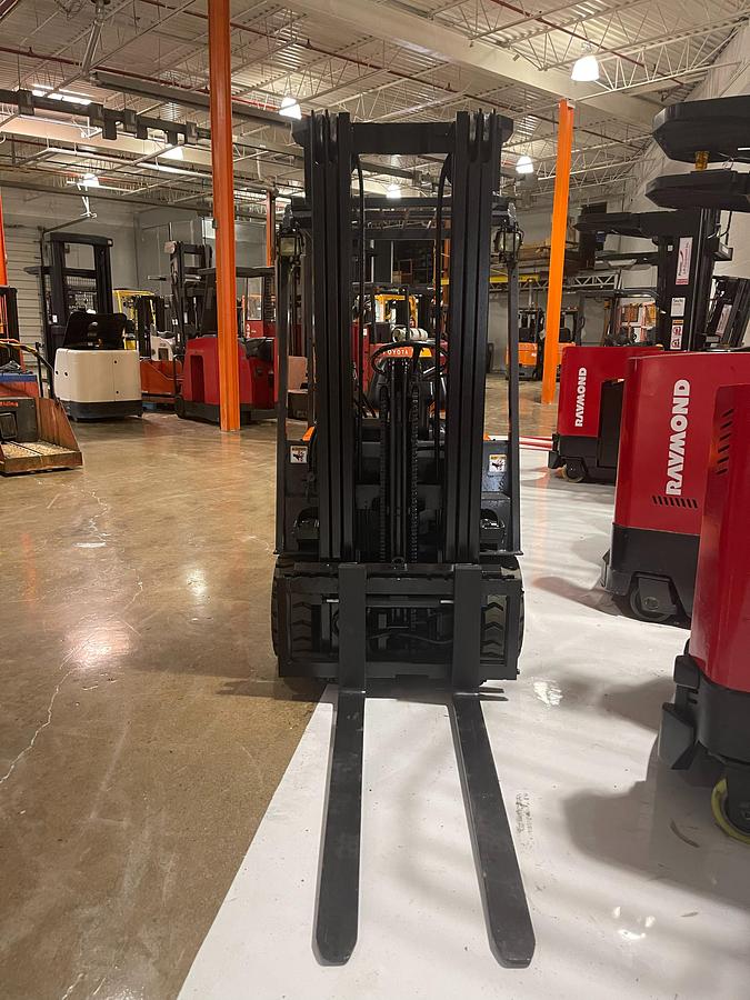 Front view of Budget Toyota 5FBE18 — forks, carriage, and mast with no load backrest.