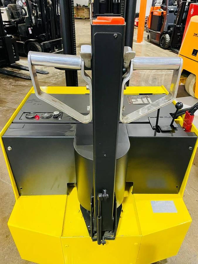 Lift Dynamics K20 – tiller handle close-up – ergonomic controls, safety switch – electric walkie forklift – Brampton ON