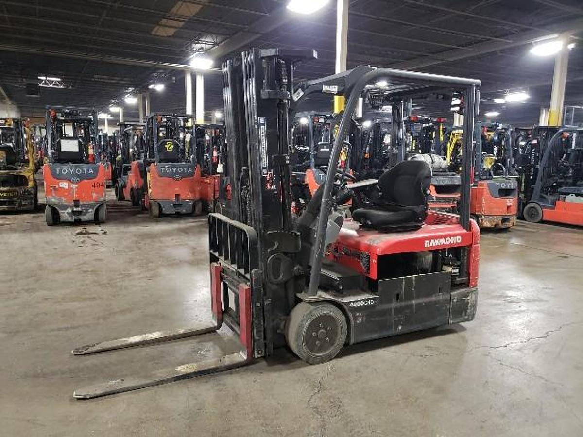 Front angle view of Raymond 4460-C40 electric forklift – CSA-certified 4,000 lb sit-down counterbalance unit with 240” triple mast, UL/EE rating, and cushion tires – Premier Lift Equipment Brampton ON