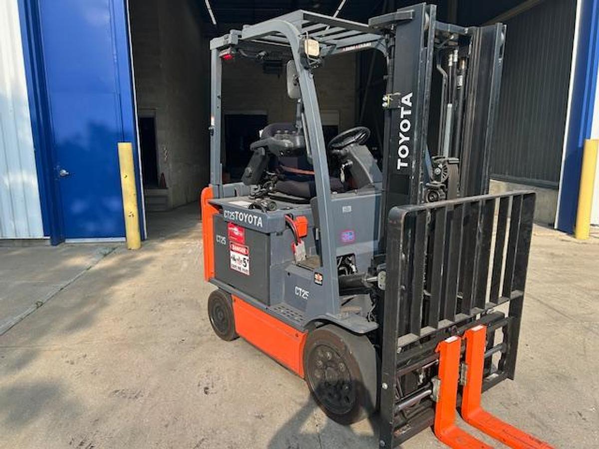Opposite front angle of Toyota 8FBCU25 forklift – CSA-certified electric sit-down, 5,000 lb capacity, 131" lift, cushion tires, fork positioner – Premier Lift Equipment Brampton ON