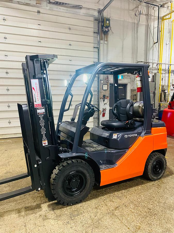 Toyota 8FGU25 – side view from rear quarter – mast, operator platform, and solid pneumatic tires – CSA-certified LPG forklift – Brampton ON