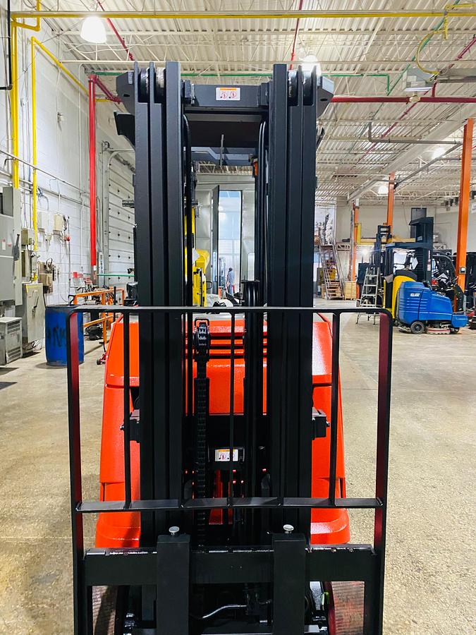 Raymond 425-C35TT – front mast view – 42” forks and triple mast – CSA certified electric forklift – Brampton ON