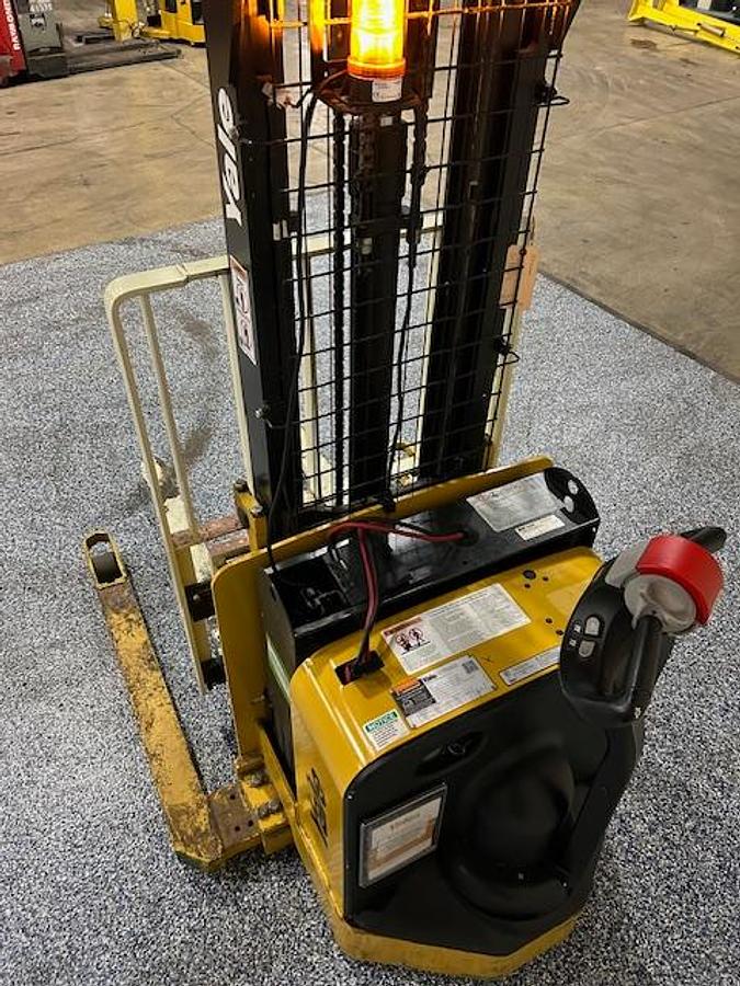 Top-down view of Yale MSW025 battery compartment – 24V chassis with 150Ah compatibility, CSA-certified walkie stacker staged in Brampton ON – Premier Lift Equipment