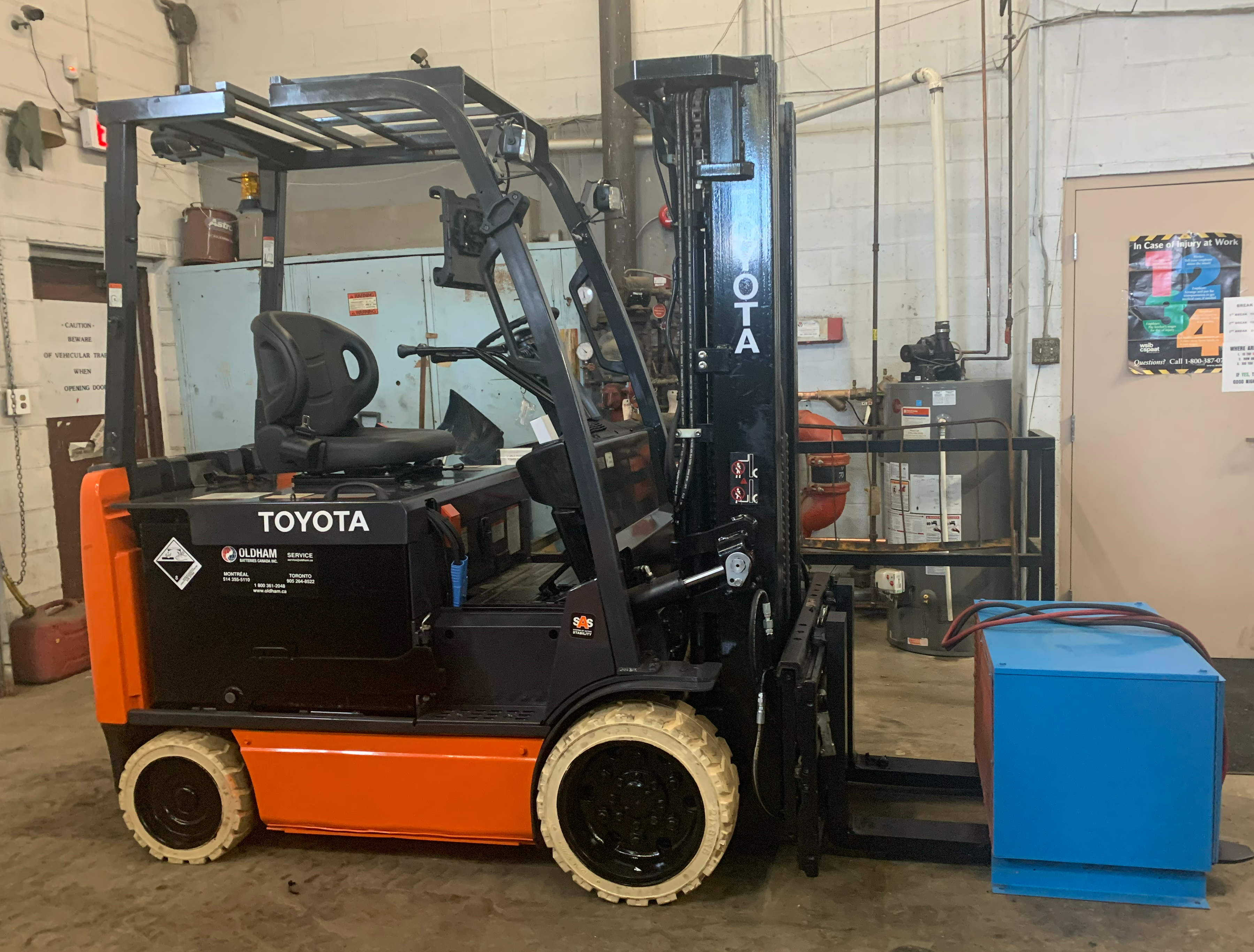 Toyota 8FBCU32 electric forklift — hero front angle view