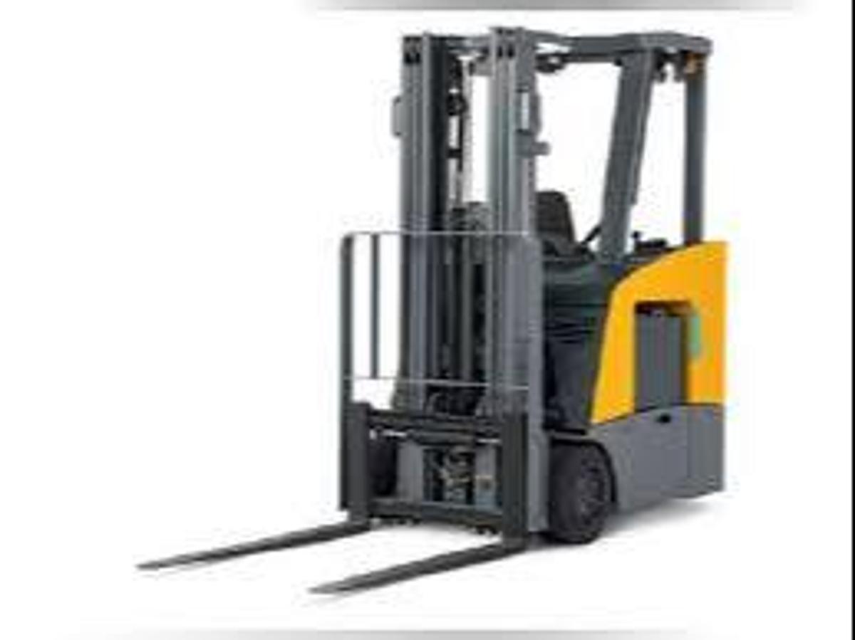 Jungheinrich ETG350 – front angle view – quad mast, EE-rated cab, clamp-ready hydraulics – CSA/UL electric forklift – Brampton ON
