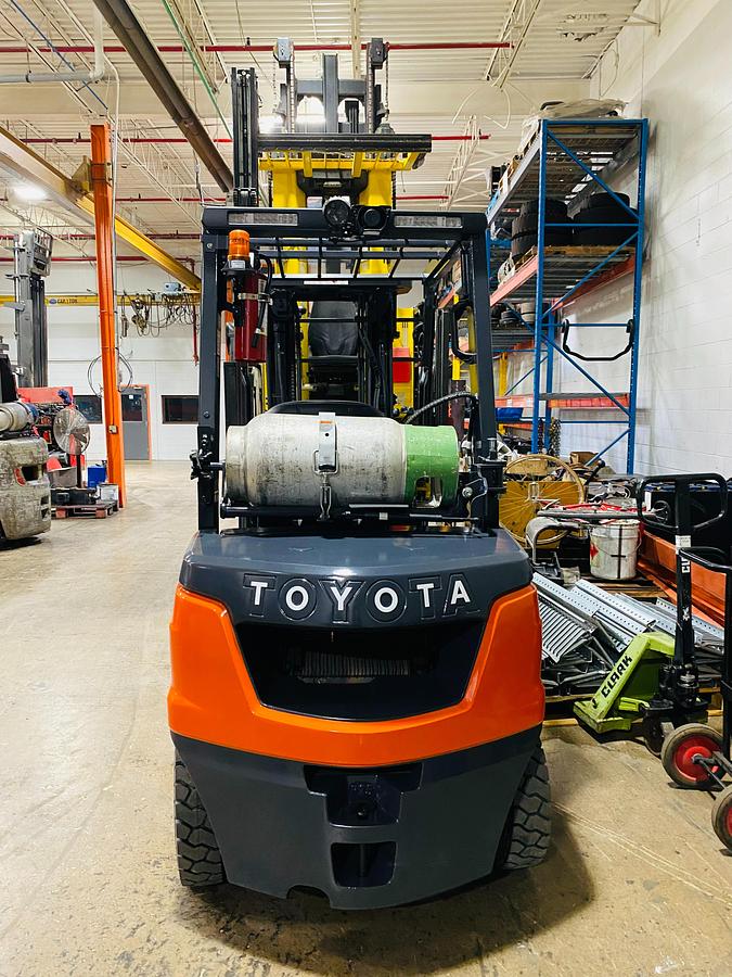 Toyota 8FGU25 – direct rear view – counterweight, propane bracket, and CSA safety decals – CSA/MOL pneumatic forklift – Brampton ON