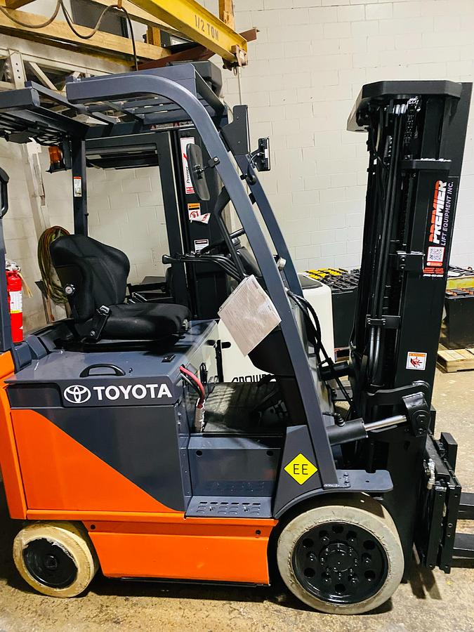 Toyota 8FBCU25 – full side profile – triple mast, compact chassis, and cushion tires – CSA/UL electric forklift – Brampton ON