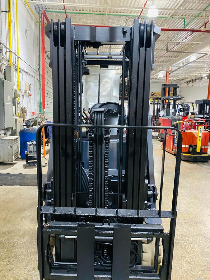Toyota 8FBCU25 – direct front view – triple mast, load backrest, and 42” forks – CSA/MOL certified electric forklift – Brampton ON