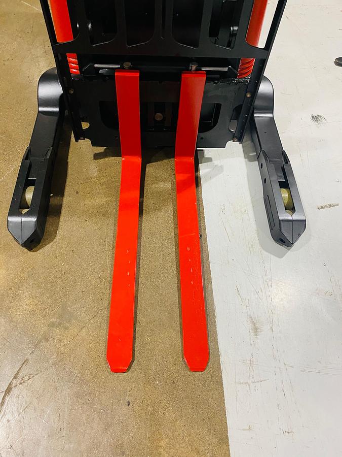 41" straddle leg opening with forks to accept 40" CHEP pallet