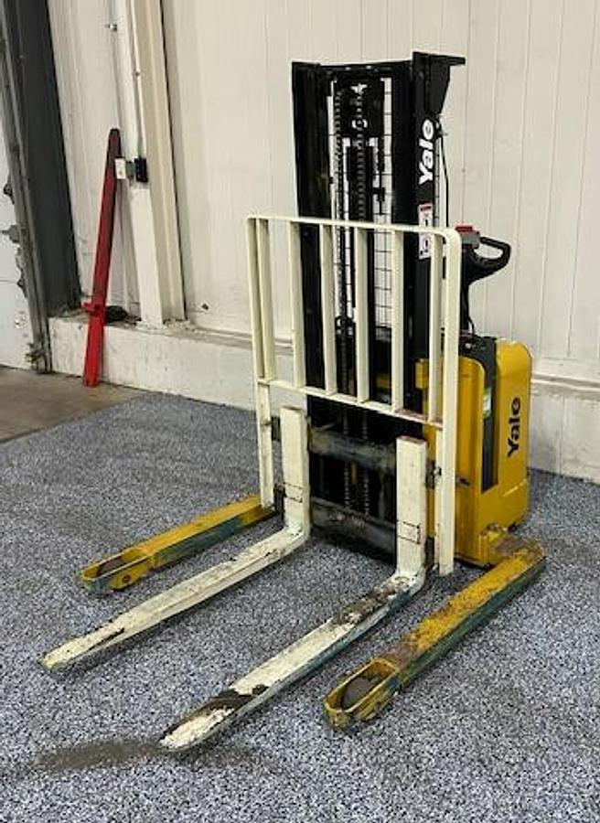 Opposite front angle view of Yale MSW025 electric walkie stacker – CSA-certified 2,500 lb forklift with 104” lift, ergonomic tiller controls, and compact chassis staged in Brampton ON – Premier Lift Equipment