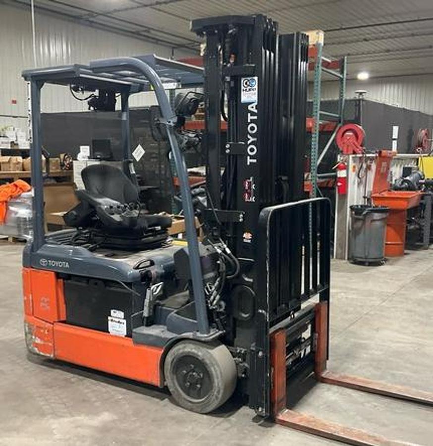 2023 Toyota 8FBE20U opposite side angle — 4,000 lb electric forklift with quad mast and side‑shift