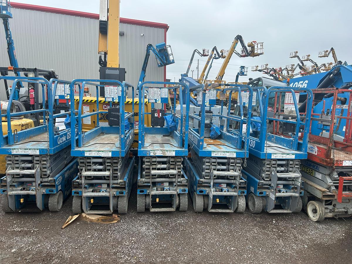 “Genie GS‑1930 rear view – control panel, non‑marking tires, electric scissor lift”