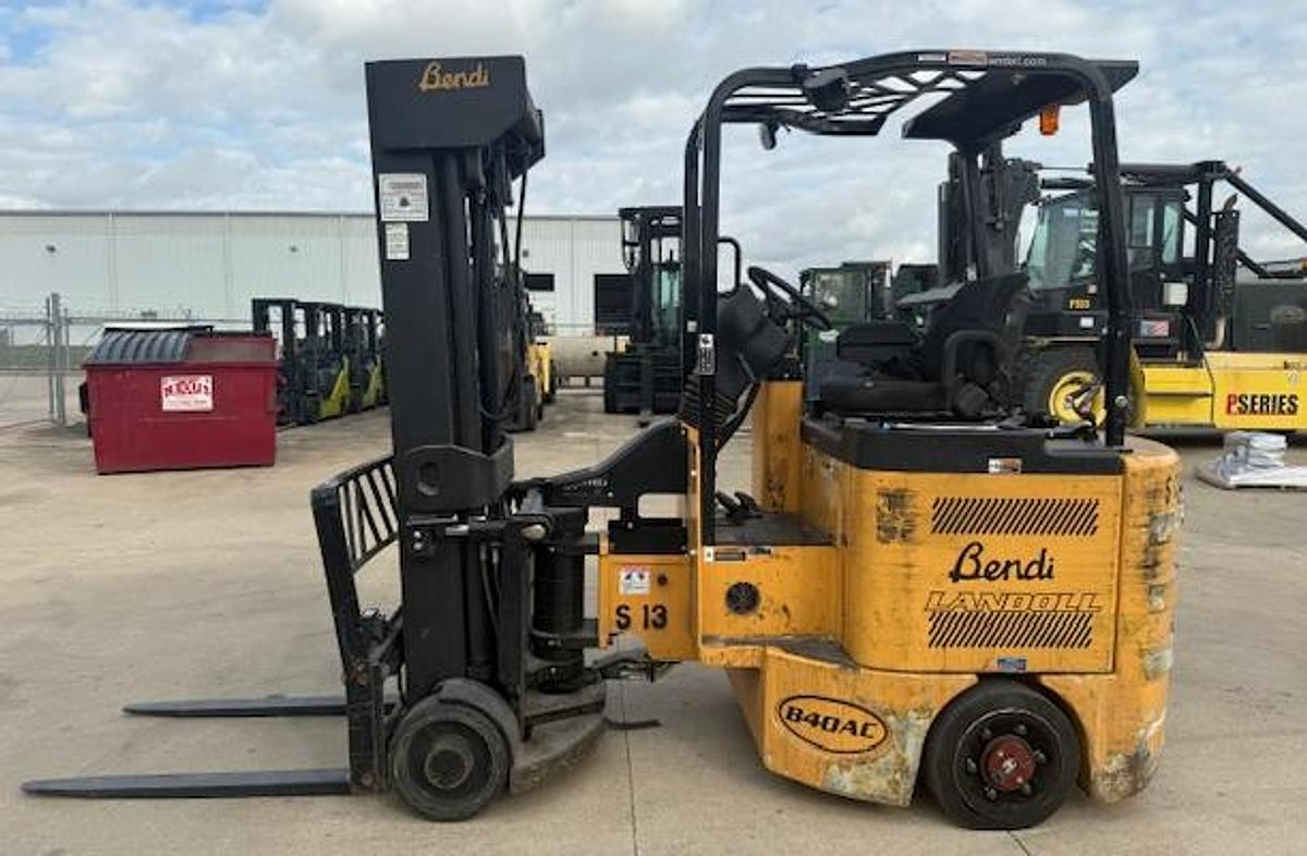 Side view of fully reconditioned 2015 Landoll B40/48AC180D swing‑mast forklift, 4‑stage 258” mast, CSA certified.