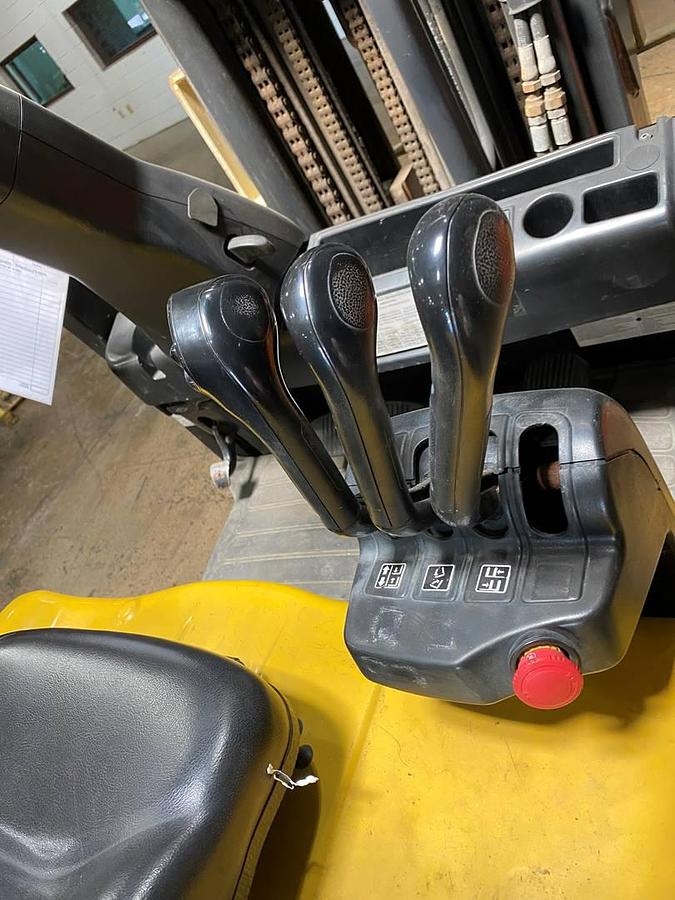 Yale ERC050VGN – hydraulic lever controls – 3-way valve setup with fork positioner – CSA electric forklift – Brampton ON