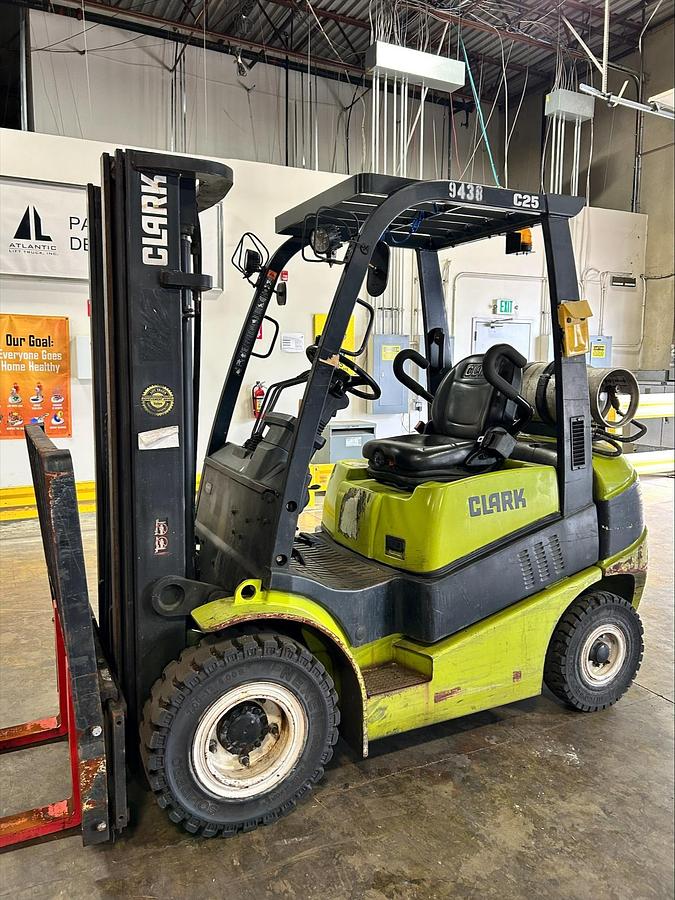 2015 Clark C25 propane pneumatic forklift – 5,000 lb capacity – triple mast 189” – side shift – CSA certified – Brampton ON