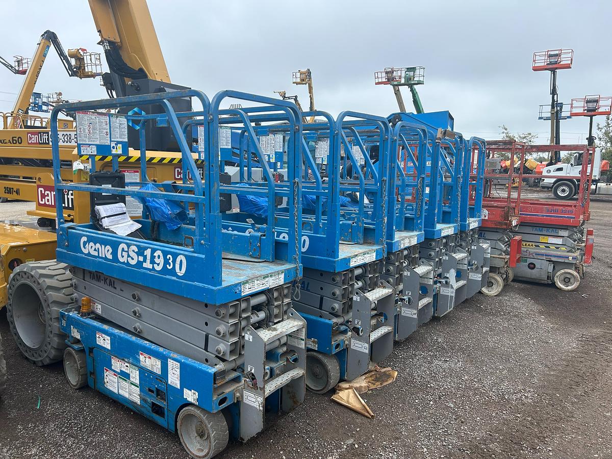 “Genie GS‑1930 side angle view – narrow 30 inch chassis – electric 19 ft scissor lift”