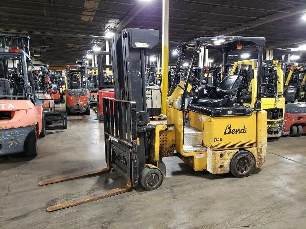 Side view of 2007 Bendi B40E180D 48V articulated narrow‑aisle forklift with quad mast