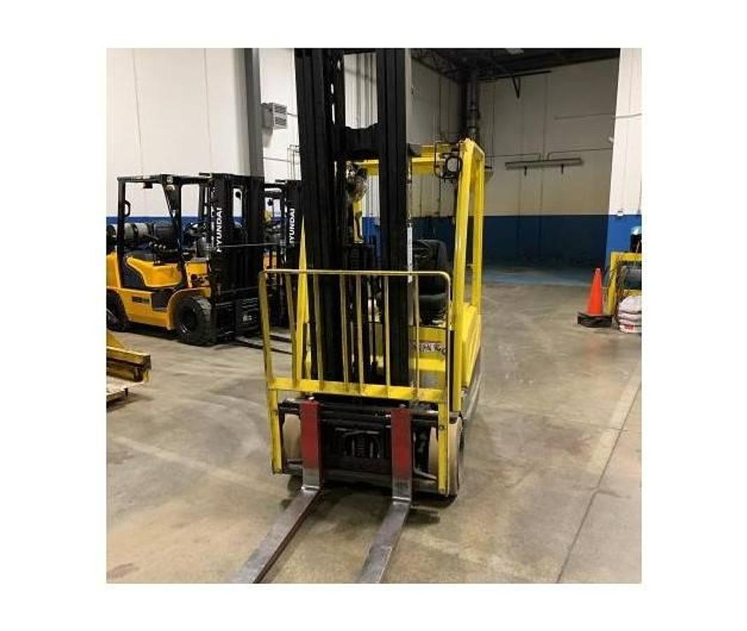 Hyster J40XNT – direct front view – triple mast, 42” forks, and side shift carriage – CSA-certified electric forklift – Brampton ON