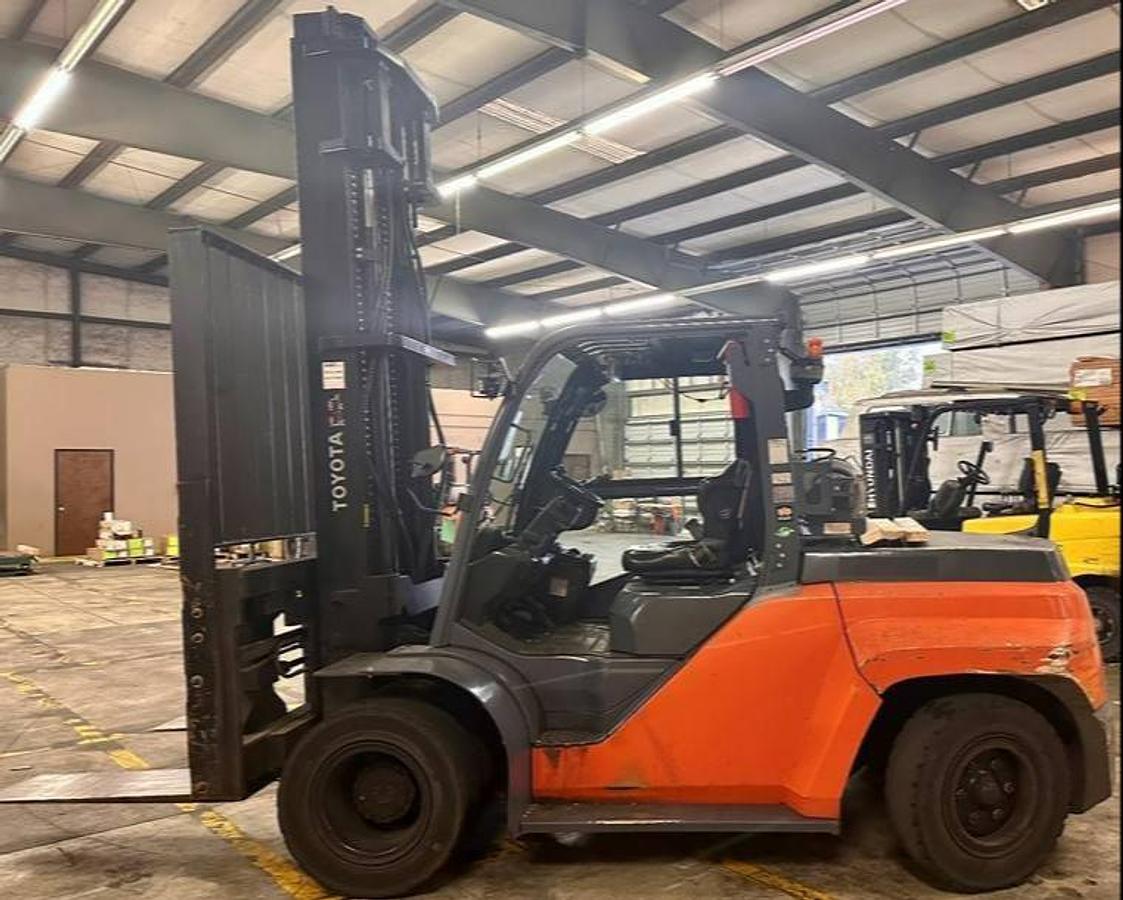 CSA-certified propane forklift | 17,500 lb | fork positioner | 2-stage mast | pneumatic tires | outdoor spec | Premier Lift Brampton ON