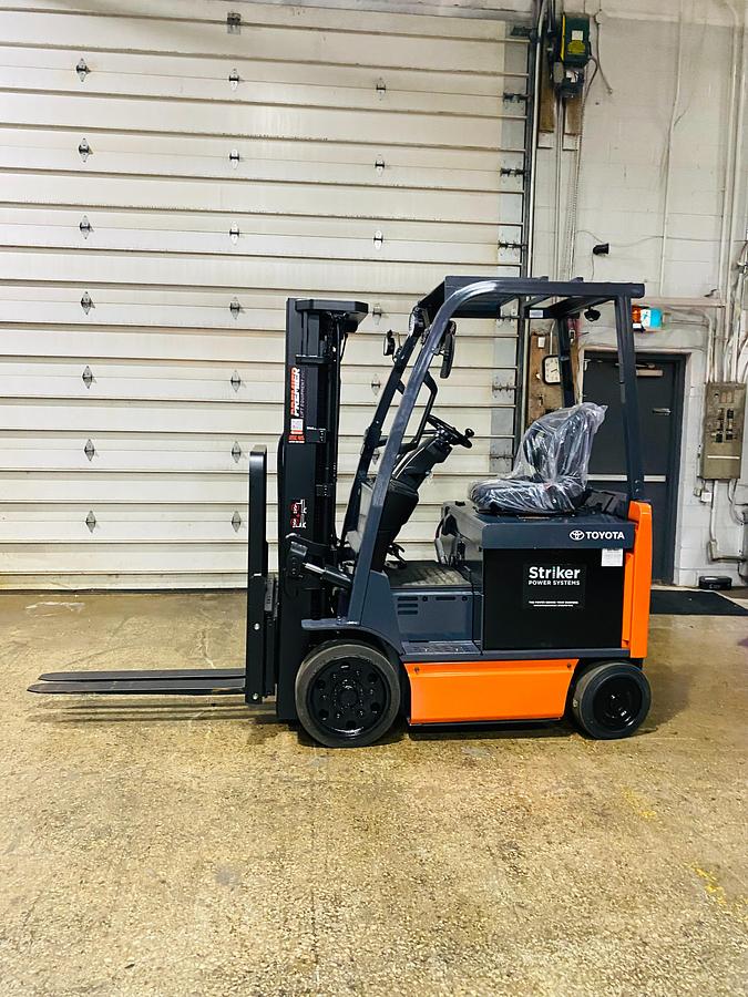 Toyota 8FBCU20-COMP – full side profile – compact chassis, mast, and battery compartment – CSA-ready electric forklift – Brampton ON