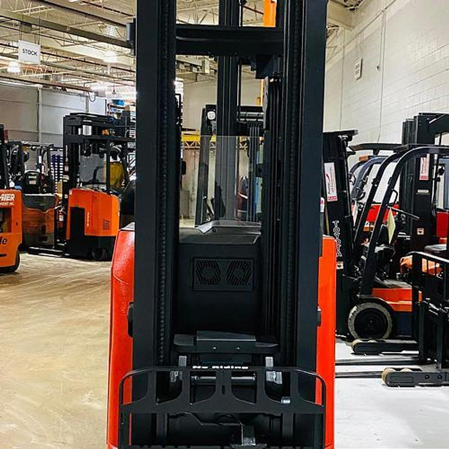 Front view showing mast rails with 41" base leg opening