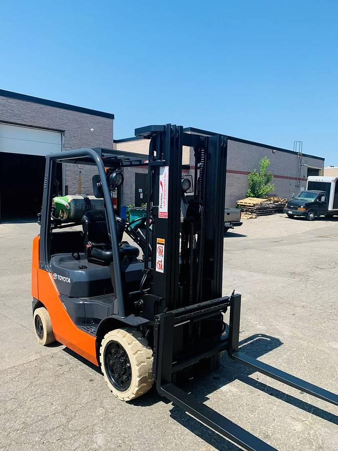 2019 Toyota 8FGCU25 CSA propane forklift Brampton 5000 lb 189” triple mast side shift cushion tires clamp-ready UL/EE fire-safe export-certified