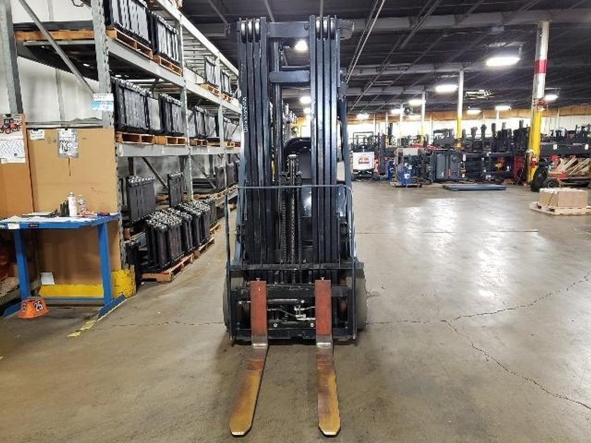 Toyota 8FBCU25 – direct front view – quad mast, 42” forks, and side shift carriage – CSA-certified electric forklift – Brampton ON