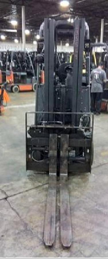 2019 Linde E32CL front mast view – 3-stage 85/185 mast, forks 54”, side-shift fork-positioner