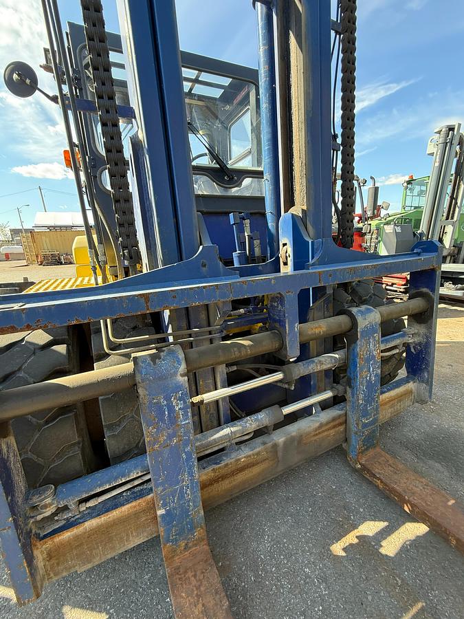 Komatsu FD135T‑6 forklift front carriage with 4‑way fork positioner and 95.5-inch forks
