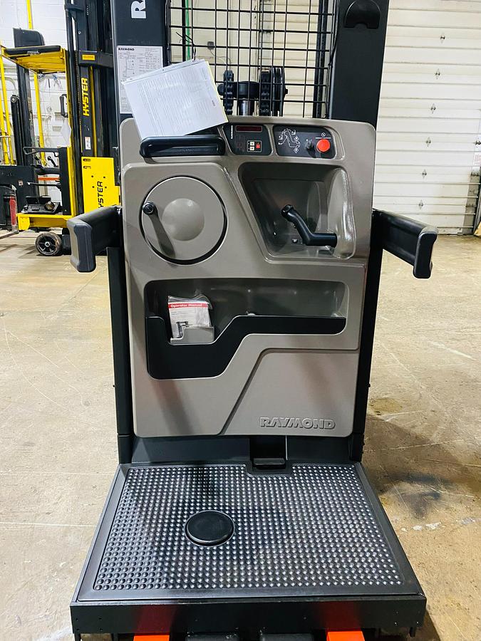 Raymond 550-OPC30TT WG – operator station – multi-function steer/lift console and harness points – CSA/MOL certified picker – Brampton ON