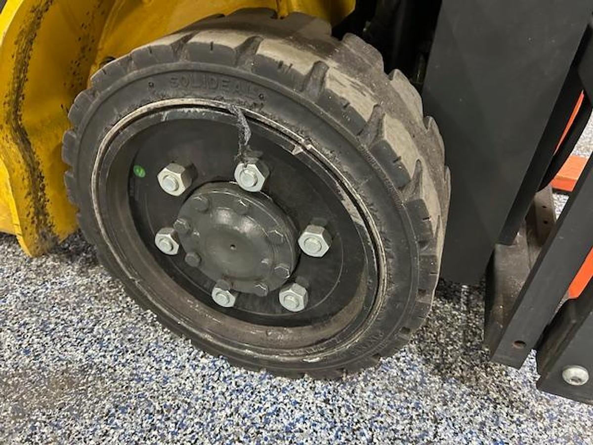 Komatsu FG25ST-16 – traction drive tire close-up – solid cushion tread – indoor warehouse forklift – Brampton ON