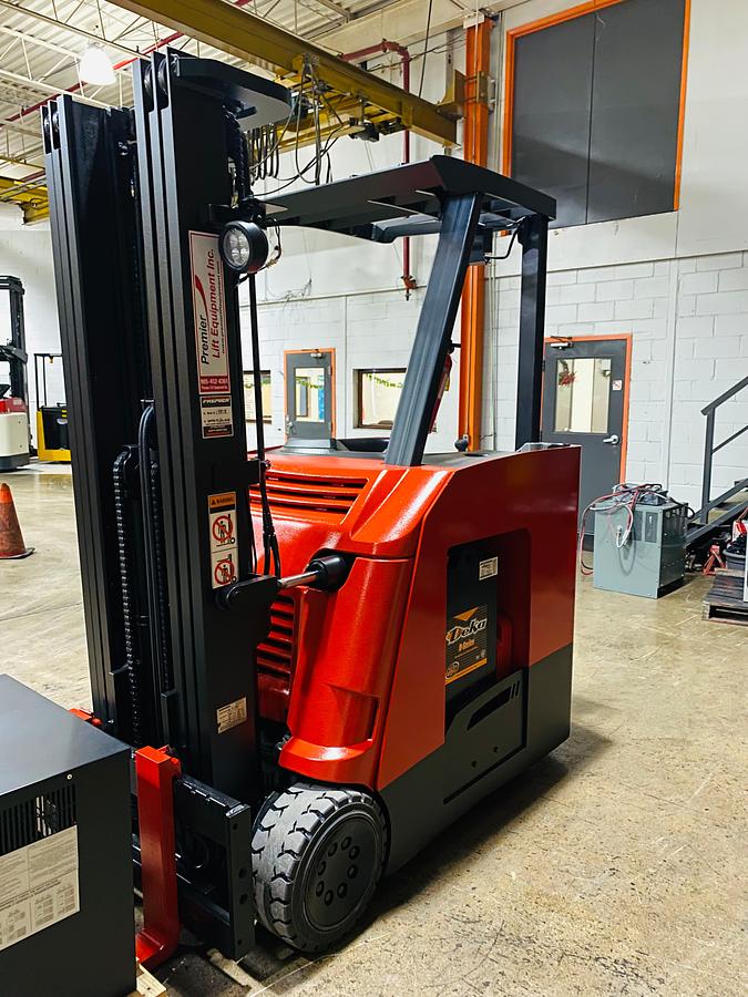 Raymond 425-C40TT – alternate front angle – overhead guard and fork carriage – CSA certified electric forklift – Brampton ON