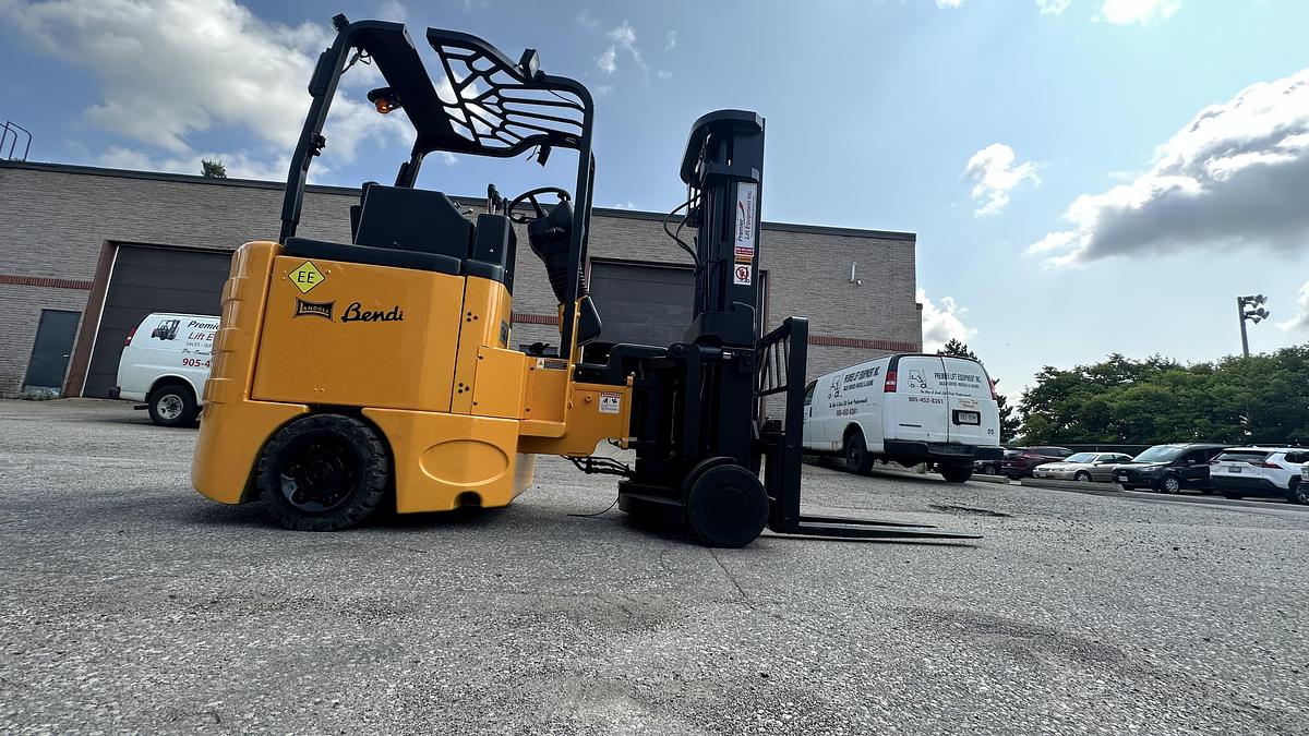 Bendi B30/42AC – side profile – quad mast, cushion tires, side shift – CSA-certified VNA forklift – Brampton ON